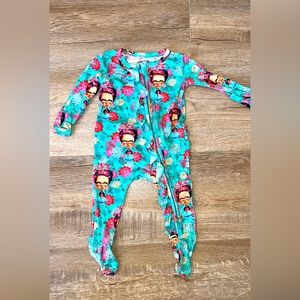 🌸👩🏻‍🎨 POSH PEANUT - NB Frida Kahlo / double zip ruffle butt onesie 🫶🏻 EUC!